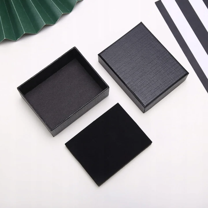 Pudełko na biżuterię 7×7cm czarne faktura lnu eleganckie prezentowe