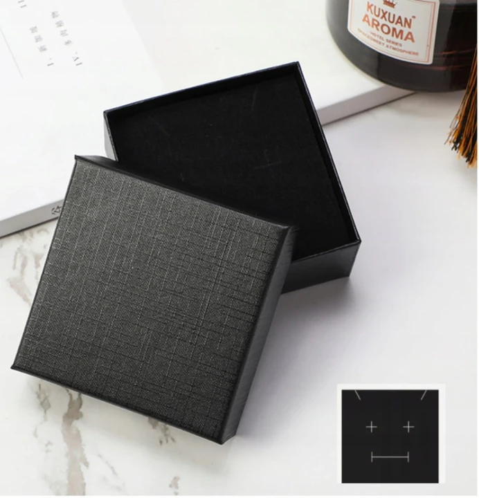 Pudełko na biżuterię 7×7cm czarne faktura lnu eleganckie prezentowe