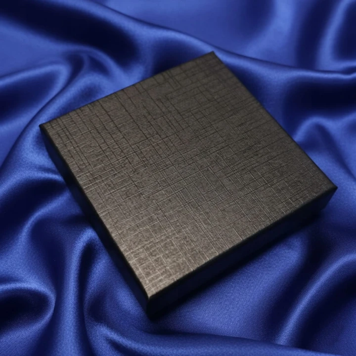 Pudełko na biżuterię 7×7cm czarne faktura lnu eleganckie prezentowe