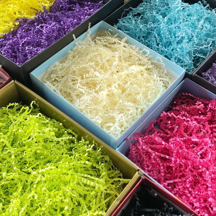 Wypełniacz papierowy czarny wiórki 900g, sianko, prezent, sizzlepak, ECO
