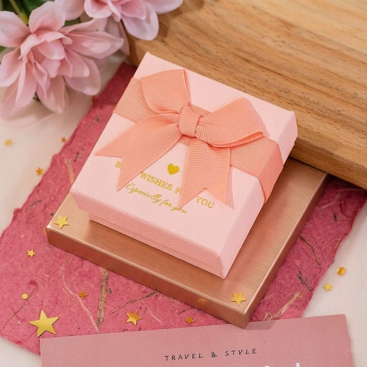 Pudełko na biżuterię 7.5×7.5cm różowe z kokardką PREMIUM prezentowe